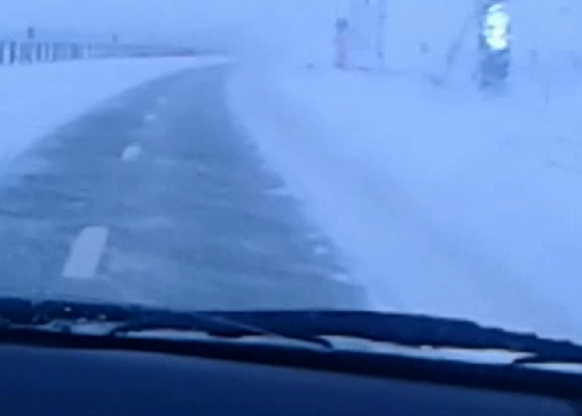 Опасная трасса: лобовое стекло на автомобиле морозовчанки замерзало прямо во время движения