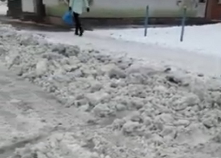 За неочищенный около магазинов снег собственников в Морозовске привлекут к административной ответственности
