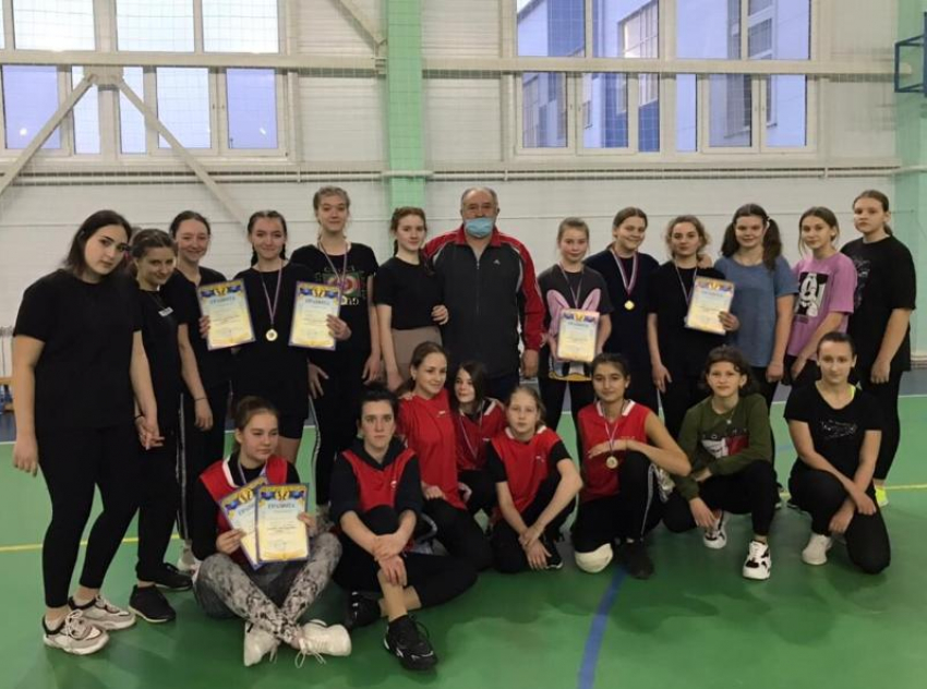 Золото соревнований по волейболу среди девушек в Морозовске завоевала команда школы №1 