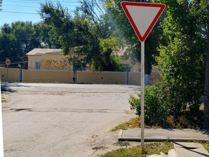 Жительница Морозовска добилась ремонта дорожного знака