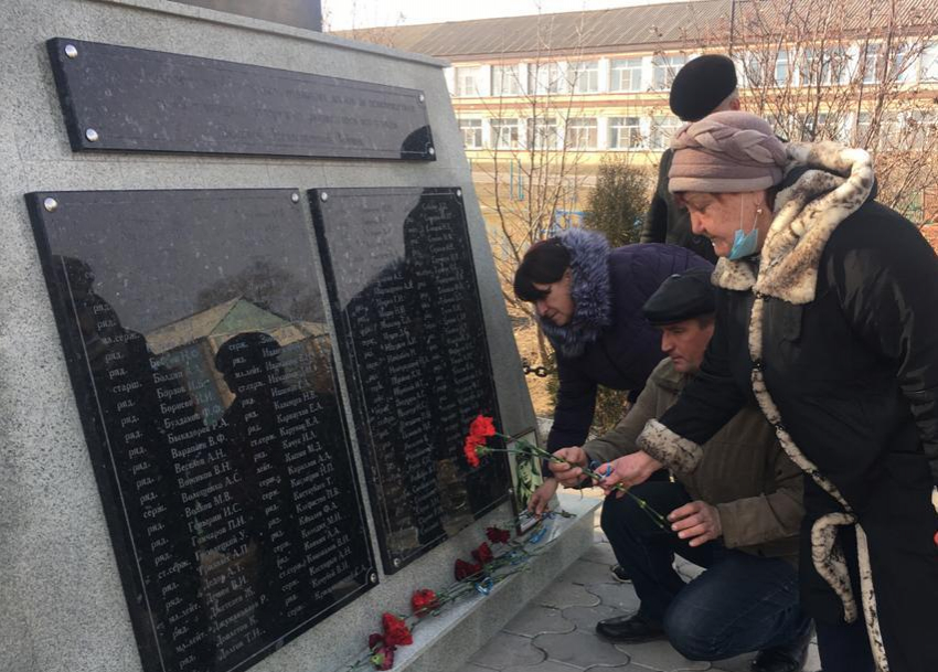 Цветы к обелиску и памятнику погибшим воинам возложили в Вольно-Донском сельском поселении