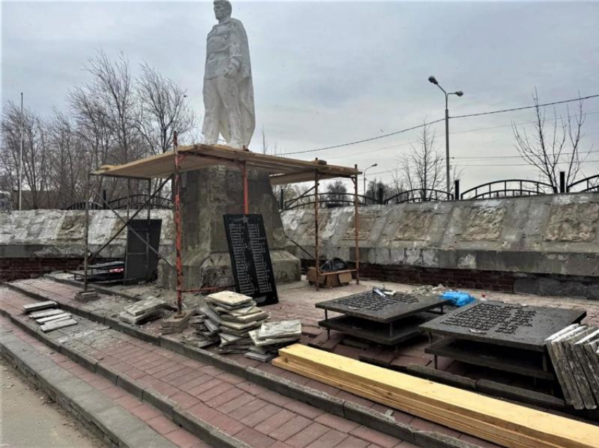 Скульптуры отформованы для копий: в Морозовске продолжают ремонтировать памятные сооружения 