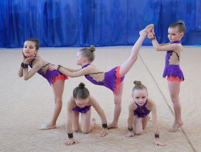 Гармонично и элегантно выступили морозовчанки на областном турнире по художественной гимнастике 