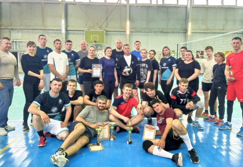 Победителем первенства Морозовского района по волейболу в честь Первомая стала команда «Ветераны"
