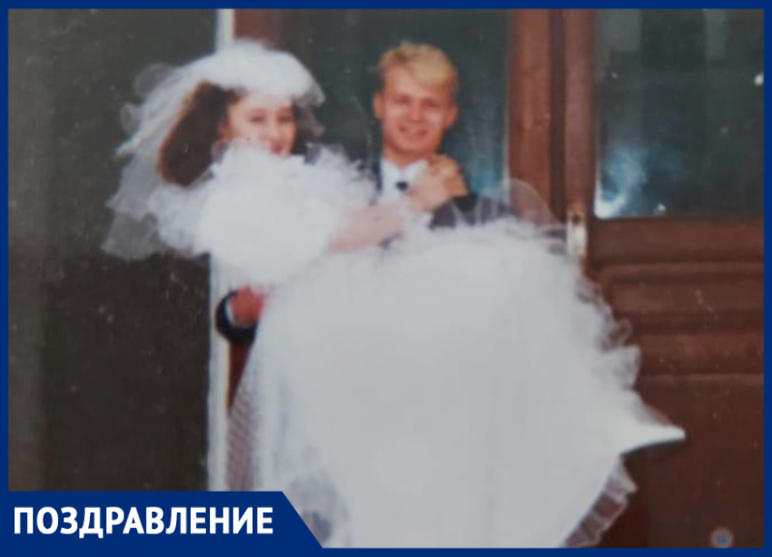 Александра Фёдоровича и Марину Сергеевну Ефановых  с серебряной свадьбой поздравили дети
