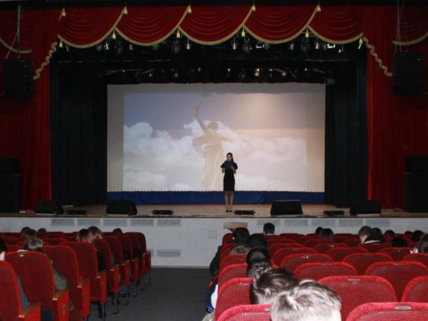 Кинокартину о героях Сталинградской битвы с участием морозовчан показали в РДК и школах района 
