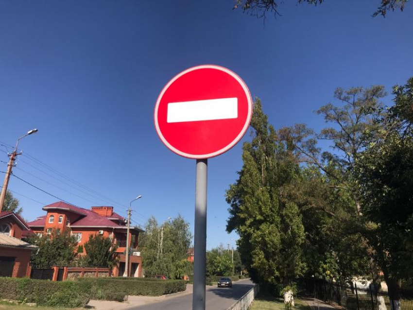 В Морозовске из-за опиловки дерева на несколько часов ограничат движение для автомобилей