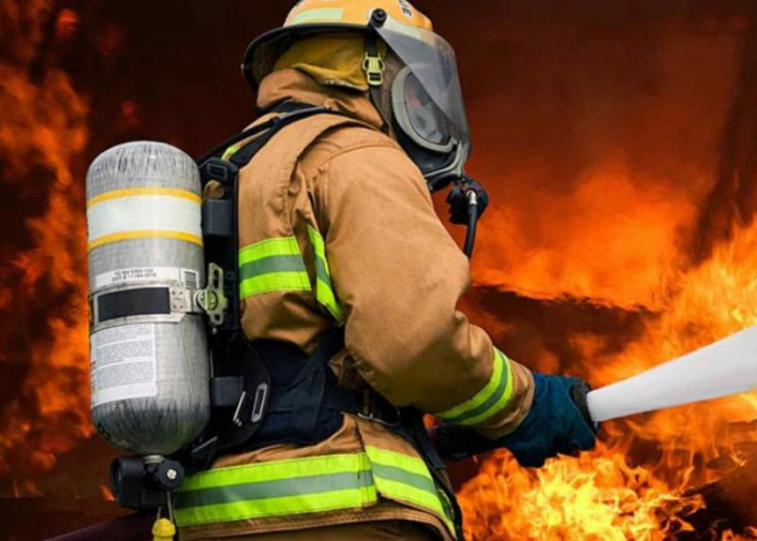 Спасатели Морозовского района тушили пожар в хуторе Грузинов
