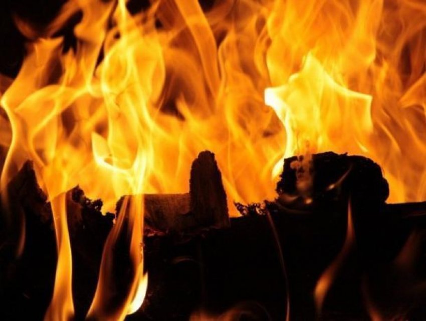 Два ребенка погибли в ночном пожаре на улице Петушкова в Морозовске