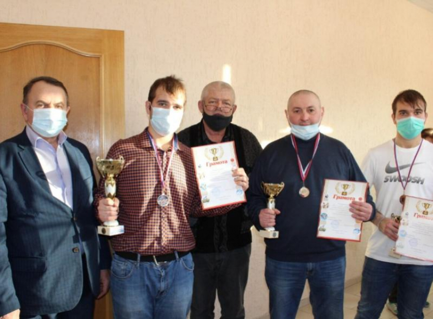 Абсолютным победителем шахматного турнира на призы газеты «Морозовский вестник» стал Денис Кулешов 