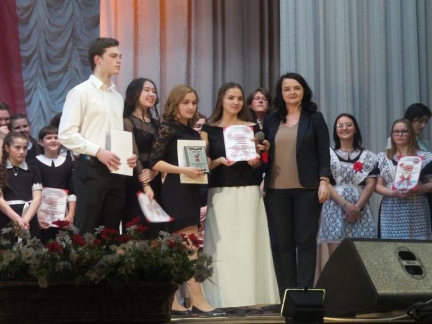 Гран-при конкурса «Гвоздики Отечества» в Морозовске получили Оксана Пономаренко и группа «Ассорти"