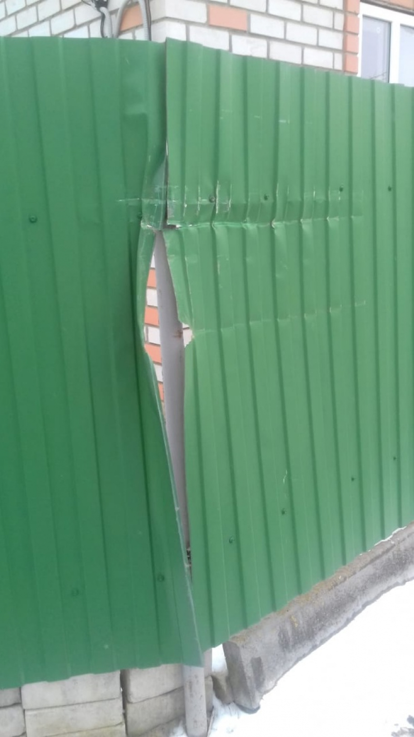 Водителя, повредившего забор на улице Халтурина, попросили отозваться
