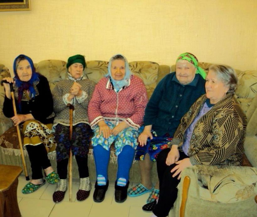 Бабушек в ЦСО Морозовска с 8 марта поздравили школьники