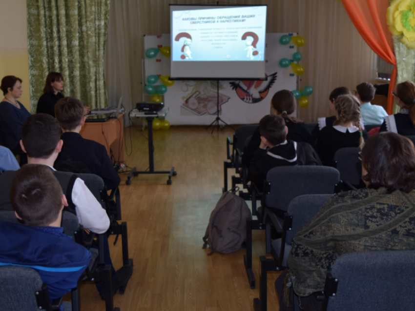 «За здоровый образ жизни!»: учеников школы №1 в Морозовске предупредили о последствиях от употребления наркотиков