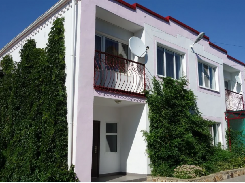 Продается благоустроенный двухэтажный жилой дом в Морозовске