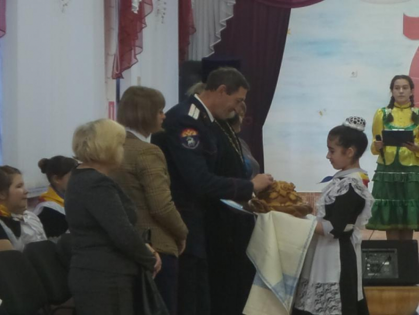 В казачьем полку прибыло: пятиклассников школы №6 в Морозовске торжественно приняли в казачата