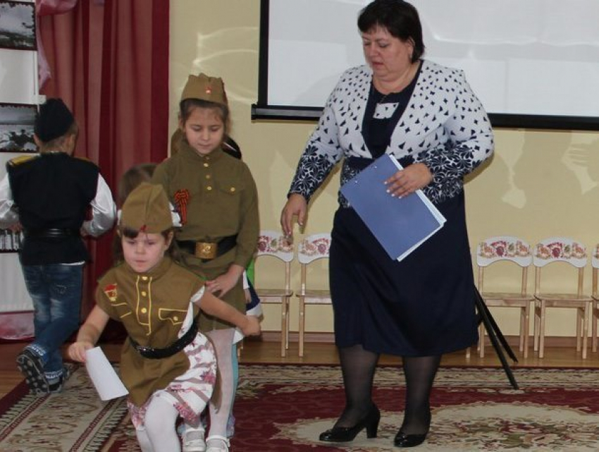 Маленькие дети «отправились в прошлое» и «помогли Родине» в День Героев Отечества в Морозовске