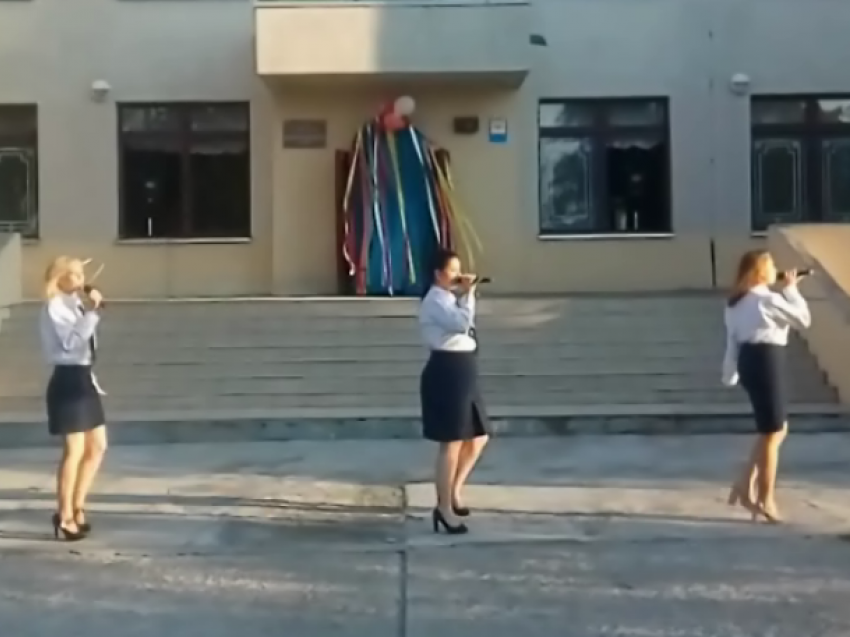 После долгого перерыва в Морозовске выступила вокальная группа «Виктория"