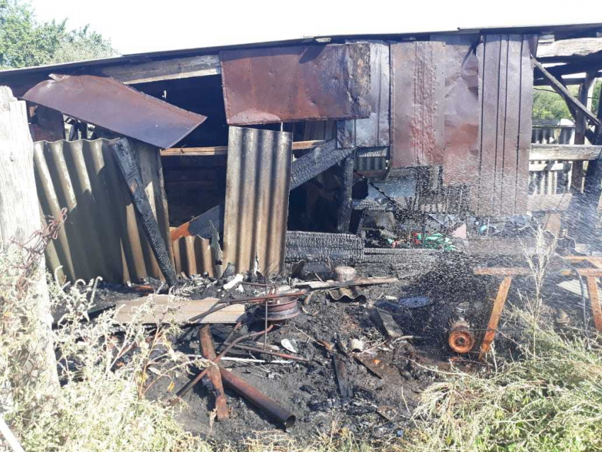 Хозпостройка сгорела в Морозовском районе