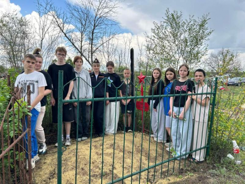 В преддверии Дня Победы морозовская молодежь убрала захоронения участников ВОВ