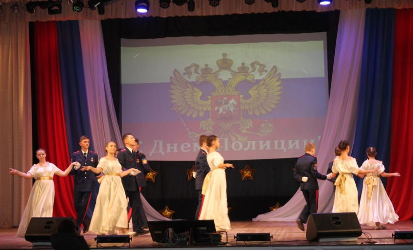 День Полиции в Морозовске отметили красивым концертом