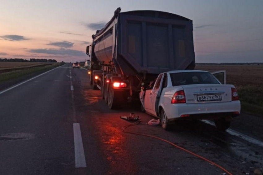 Пожилой водитель погиб при столкновении Приоры с грузовиком в Морозовском районе