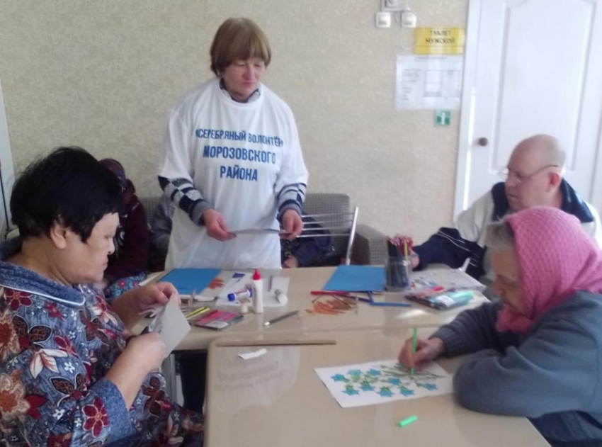 Открытки для участников СВО сделали пожилые морозовчане в ЦСО