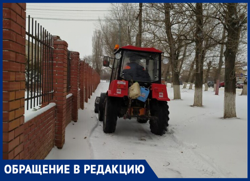 Для работы по очистке города от выпавшего снега задействовано 5 единиц техники! - администрация Морозовского района