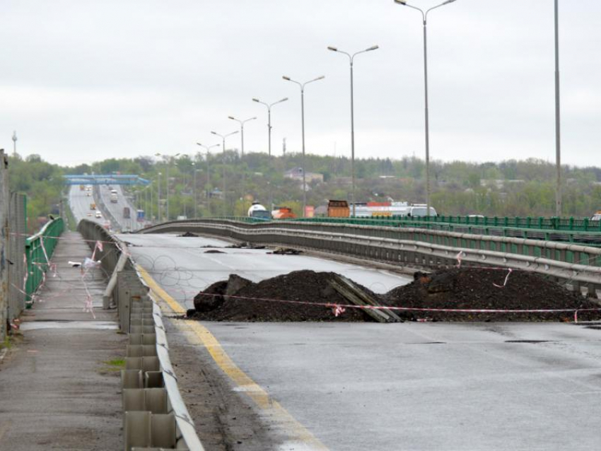 Строительство временного моста через Северский Донец в Каменском районе завершится в августе