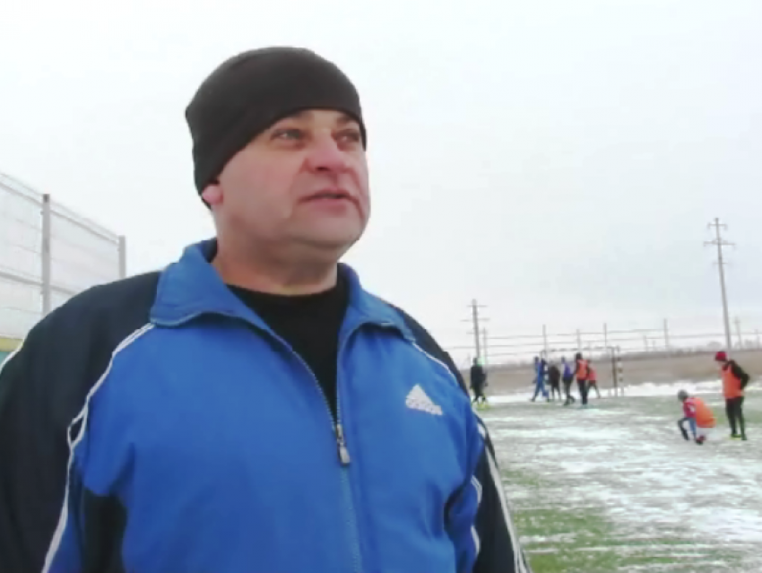 Александр Дутов сыграл с юными футболистами на морозе и на видео поздравил всех с наступающим Новым годом