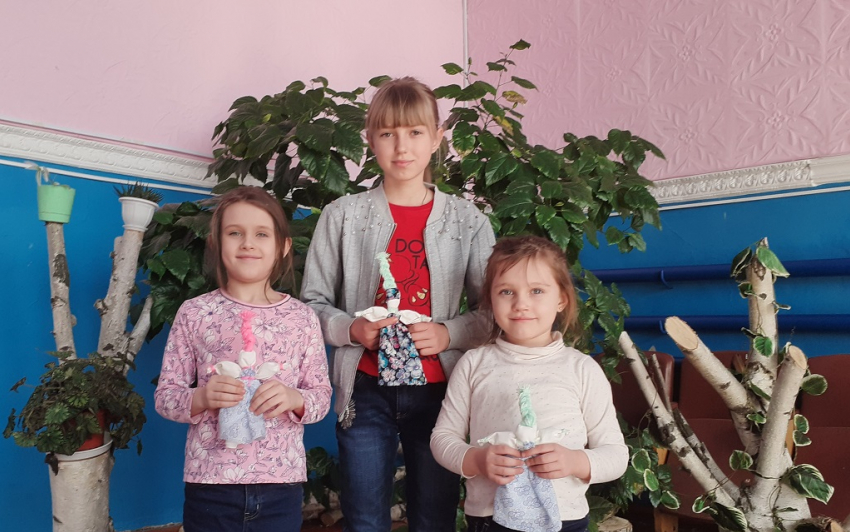 Ко Дню кукольника юные гости Вольно-Донского сельского клуба попробовали своими руками сделать куклу Веснянку