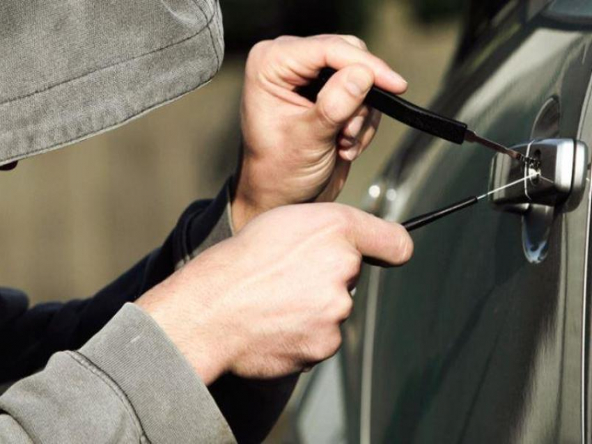 Морозовчанин угнал шестерку и с помощью бензопилы извлек из нее аккумулятор 