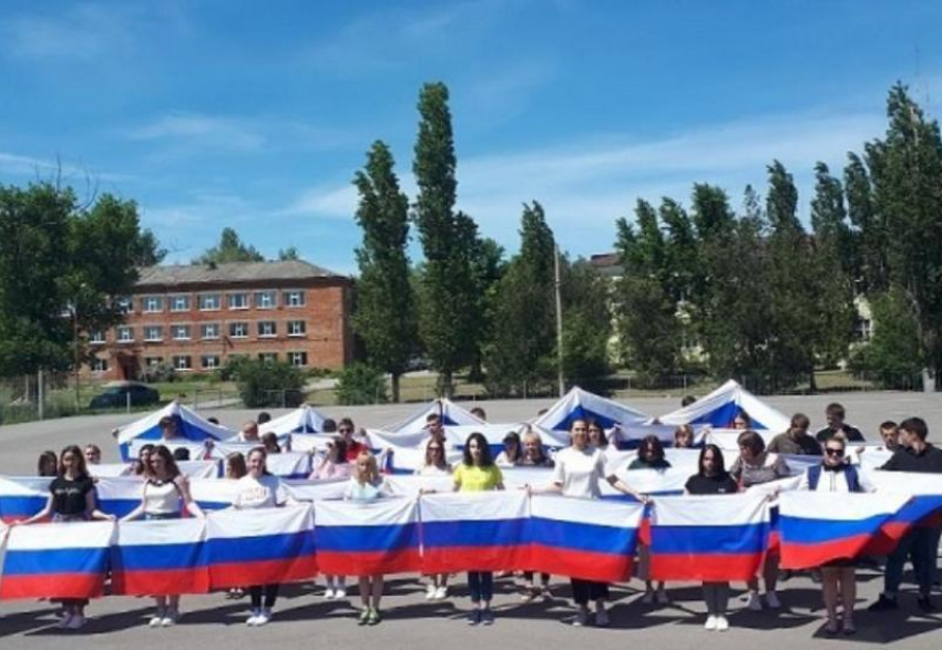 Студенты Морозовского агропромышленного техникума присоединились к акции «Окна России» и провели флэш-моб