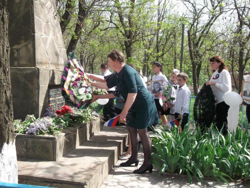 Торжественный митинг «И памяти книга оживет» прошел накануне 9 мая в хуторе Старопетровском