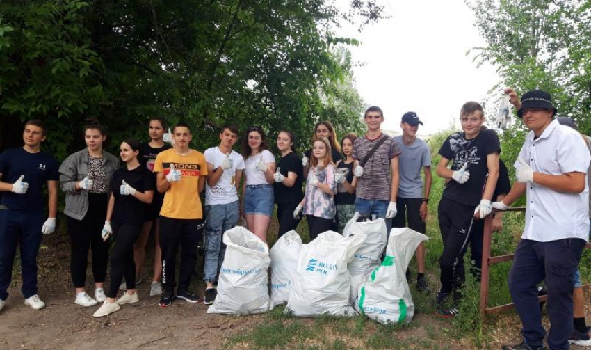 200 метров берега реки Быстрой в Морозовске очистили от бытового мусора волонтеры и сотрудники городской администрации