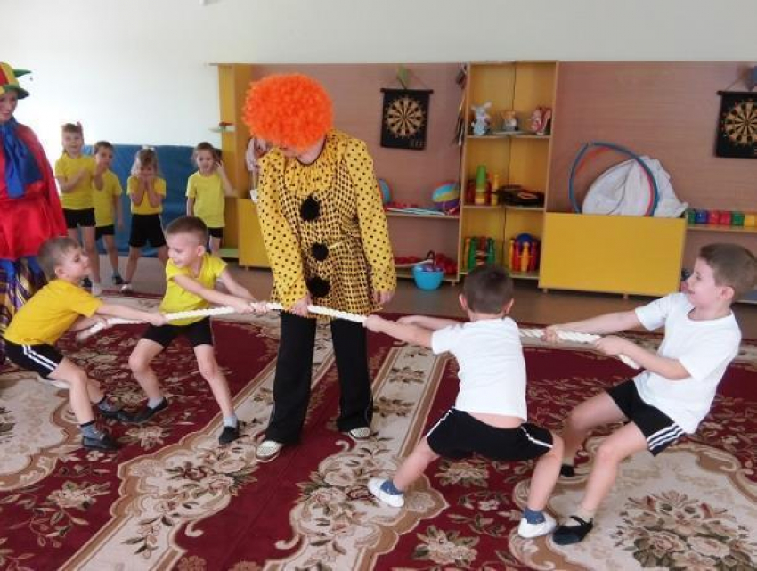 Веселые спортивные развлечения подготовили для ребят на Масленицу в морозовском детском саду «Сказка"