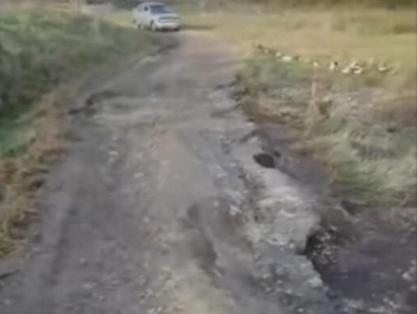 Полномочия у района: администрация Вознесенского сельского поселения прокомментировала обращение по поводу размытой дороги
