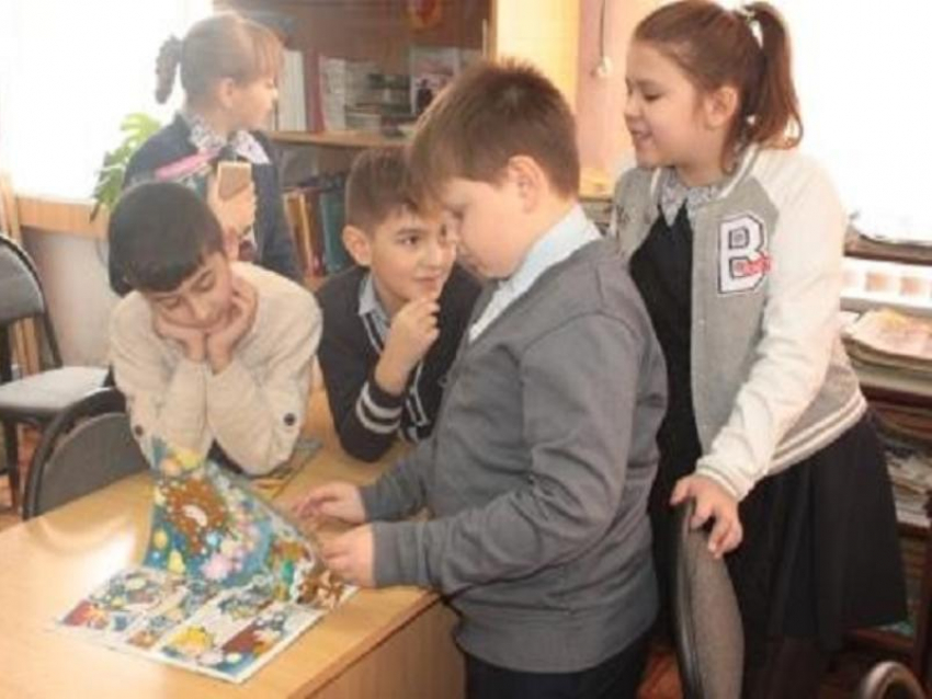 Час информации «Береги свою жизнь» прошел для школьников в детском отделе библиотеки Морозовска