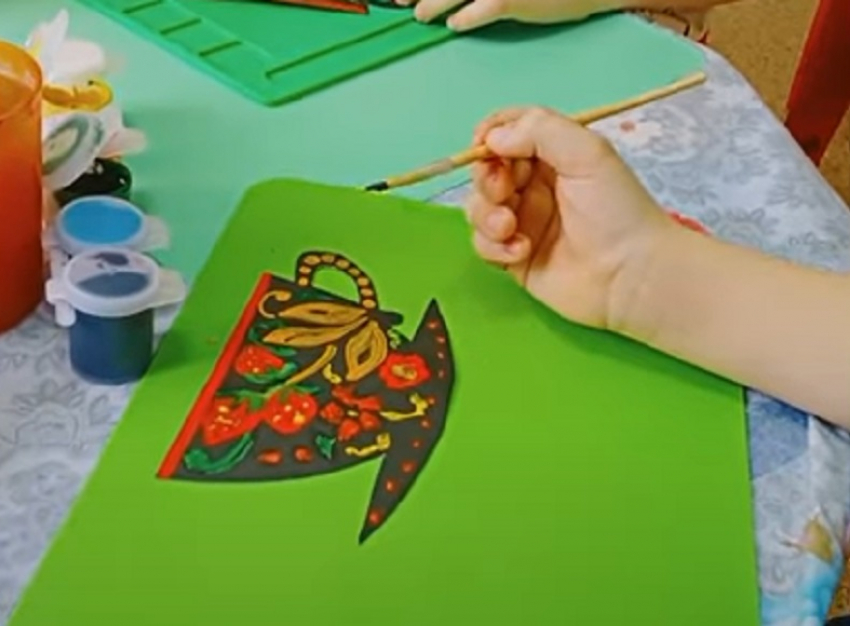 «Золотая хохлома»: воспитанники детского сада «Сказка» попробовали нарисовать народные узоры