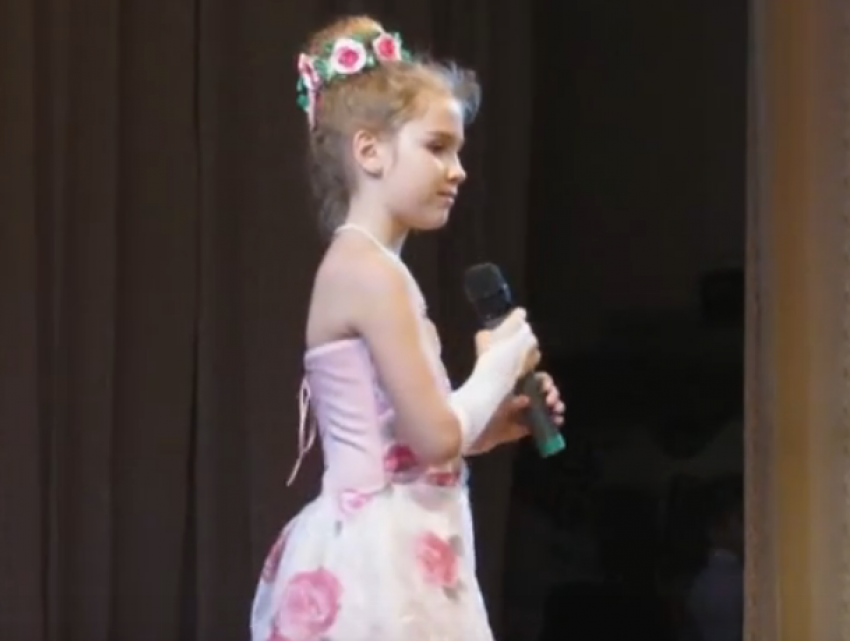 Три праздничные песни о маме попали в Морозовске на видео