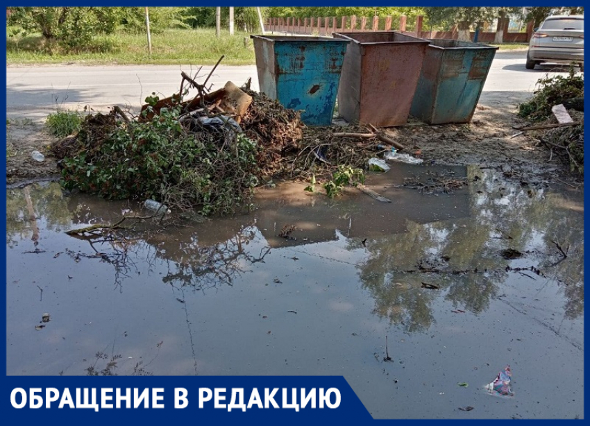 Из-за свалки мусора в районе школы №4 в Морозовске тротуар превратился в лужу