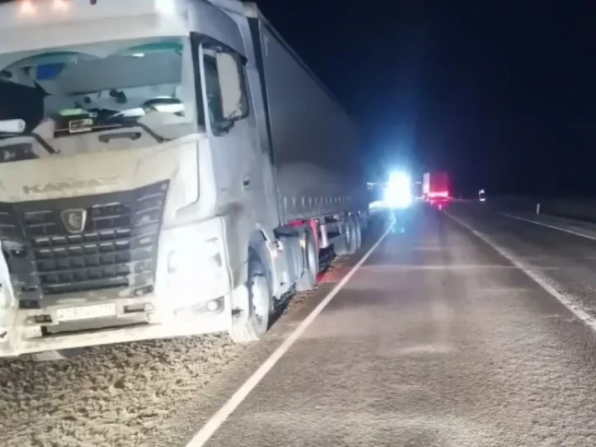 «КАМАЗ» насмерть сбил 29-летнего пешехода в Морозовском районе