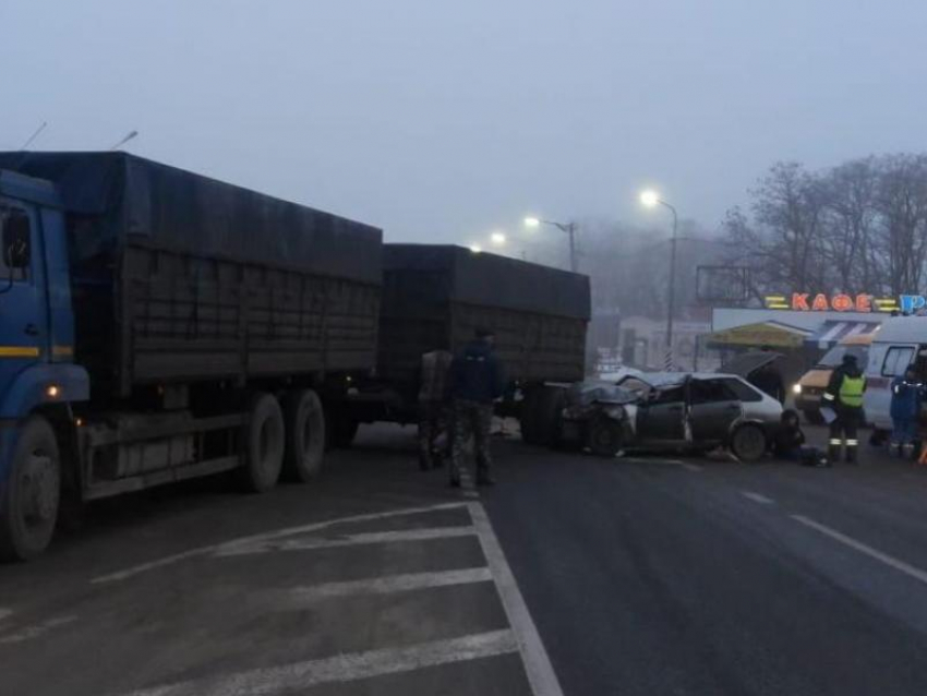 Двое пострадавших: КАМАЗ столкнулся с легковушкой на трассе под Морозовском