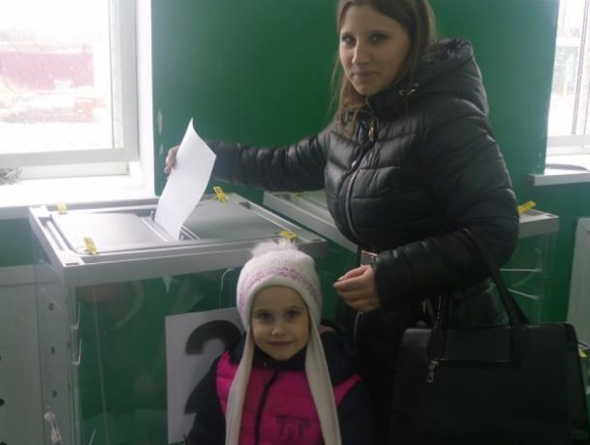 Выборы в Морозовске: на участке №1210 избирателей встречали выставкой поделок и праздничным концертом