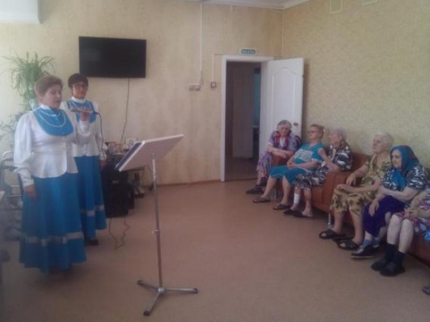 Пенсионеров из ЦСО Морозовского района навестили работники Дома культуры поселка Комсомольский