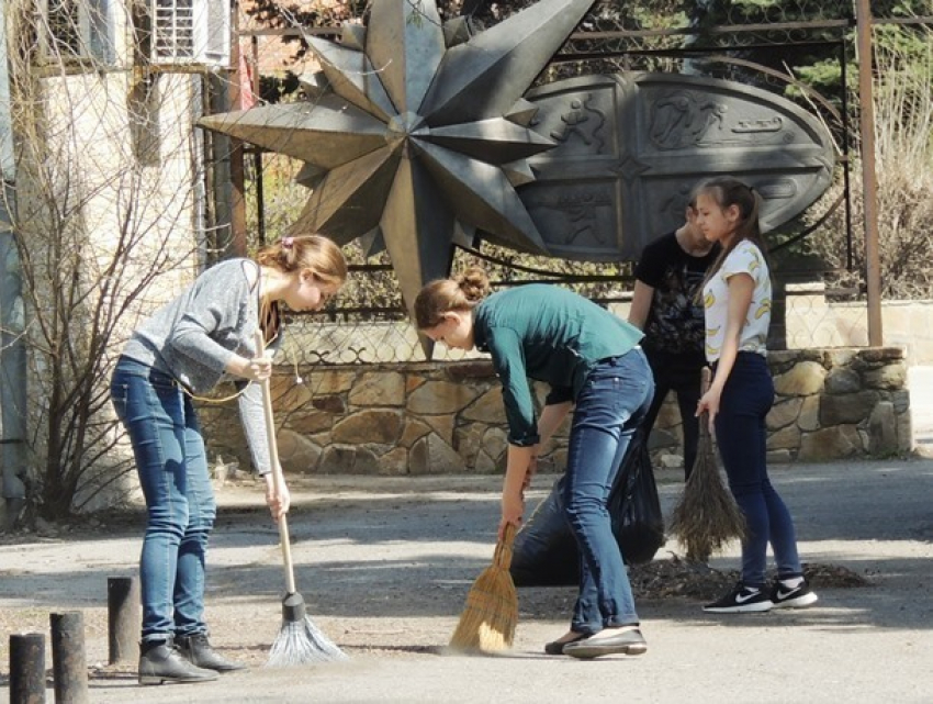 Письмо в редакцию: Ученики лицея №1 привели в порядок железнодорожный парк и порадовали ветеранов в Морозовске