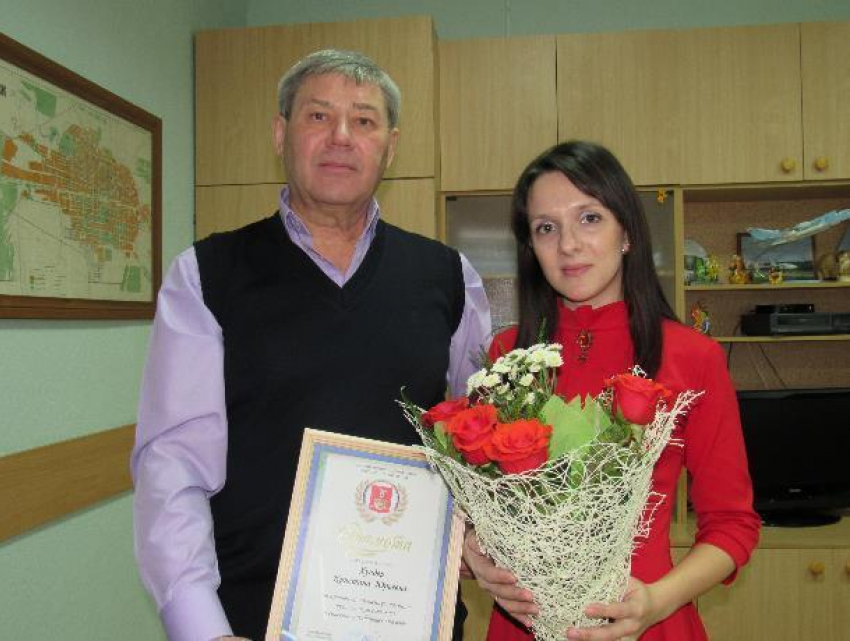 Спасшую утопающего мальчика жительницу Морозовска лично наградил глава города 