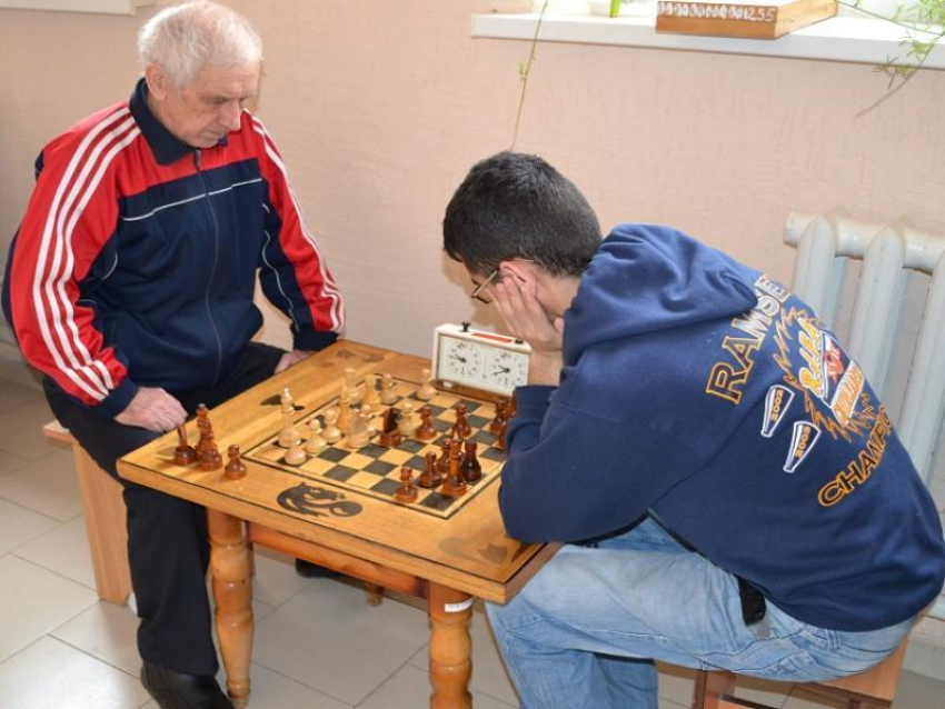 Шахматисты Морозовска завоевали первое место в районных соревнованиях