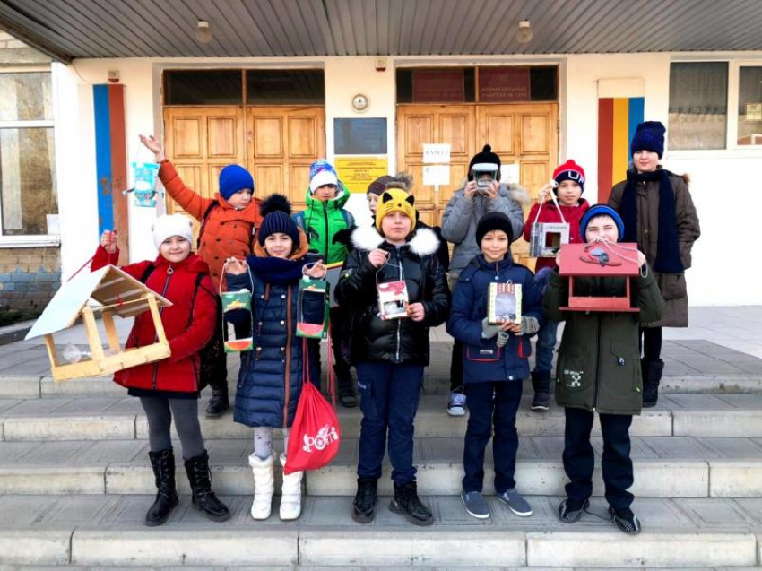 Ученики школы №4 в Морозовске присоединились к акции «Поможем птицам!»