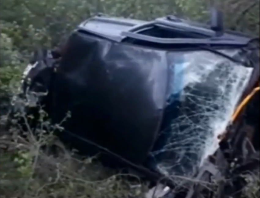 Водитель опрокинувшейся в Морозовском районе «Лады Приоры» погиб на месте